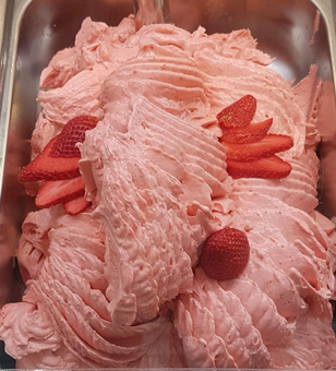 Erdbeereis mit frischen Erdbeeren. Eis & Gelati. Erdbeerpaste zur Verstärkung von Eis und Cremen