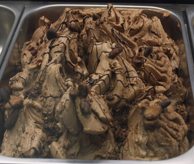 Eisidee Haselnuss Kakao Eis mit ganzen gerösteten Kakaobohnen und Kakao geröstet und gehackt als Eisdekor