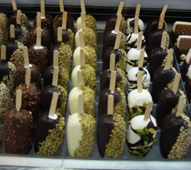 Plastikformen für Eislutscher, Eisschlecker mit Schokolade überzogen und Streusel drauf. Foto: GroßHandel Eisgmbh