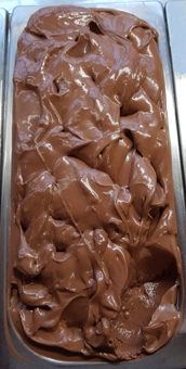 Schokoladeeis wird an der Oberfläche weich und beginnt langsam aufzutauen