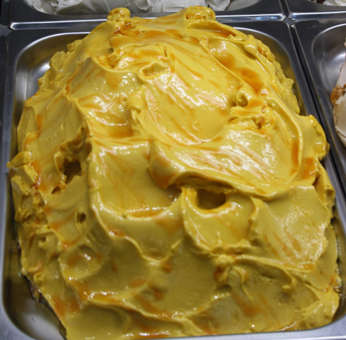 Golden Ice - Kurkuma Ingwer als Eis. Superfood in der Eisvitrine. Laktosefrei. Bild: Eissorte Golden Ice