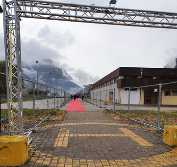 Zum Haupteingang, vom Parkplatz direkt zur Hale C. MIG Longarone älteste Eismesse