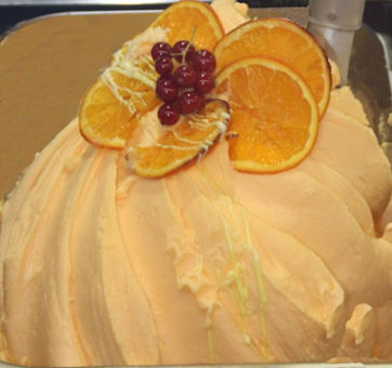 Eisideen Fruchteissorten. Eis in Eisannen. Orangeneis mit Deko Orangen und Ribisel. Gro-Handel Eis GmbH