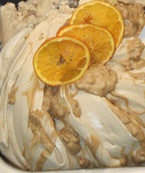 Eisidee Erdnussbutter als Eis mit Variation Erdnuss mit Stücken, Orangendekoration. GroßHandel Eis GmbH