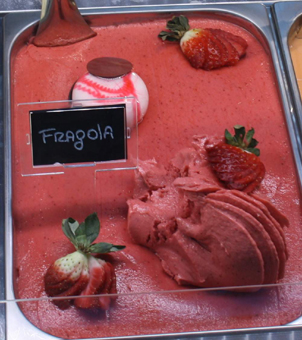 Sorbetto alla Fragola. Erdbeersorbet. Fruchteis mit frischen Erdbeeren