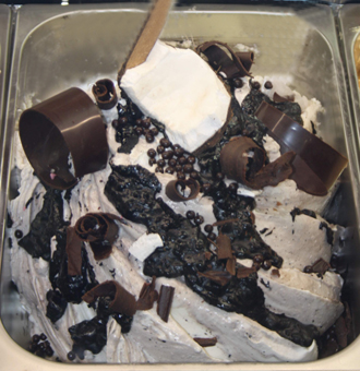 Eisidee Jamaikan Coconut black Crunch. Kokonusseis mit Knusperschoko Variegato Eis