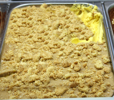 Eisidee: Typischer itlalienischer Kuchen als Eis  mit gelber Creme und Kuchen Crumbles