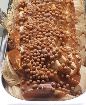 Eisidee Caramell al Burro. Butterkaramelleis mit Schoko und Milchkaramelldekor