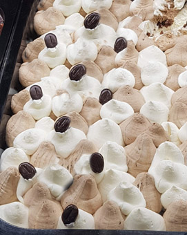 Eisidee Capucho. Nockerlschaumeis. Milchkaffee als Eis mit Schokobohnendekor