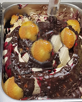 Eisidee British Muffin. Schokoamarena, Crisp und Muffin als Eis