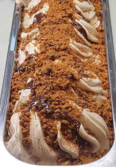 Eisidee Biscotte de la Nonna. Großmutters Kekskuchen als Eis