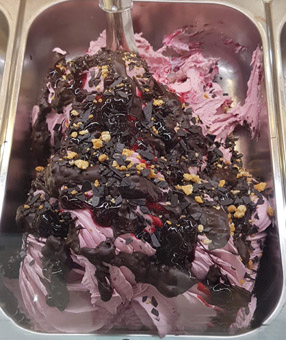 Eisidee Amarenakirscheneis mit Schokodekor und Keksbröseln Eisidee Amarenakirscheneis mit Schokodekor und Keksbröseln