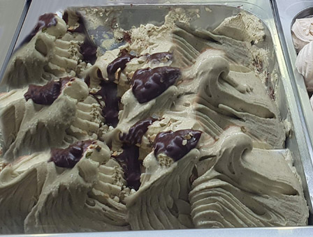 Eisidee Pumpkin Seed. Kürbiskerneis mit Schokodekoration