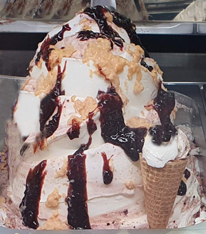 Eisidee Knuspriges Joghurt als Eis mit Zwetschken Variation  Eisidee Knuspriges Joghurt als Eis mit Zwetschken Variation