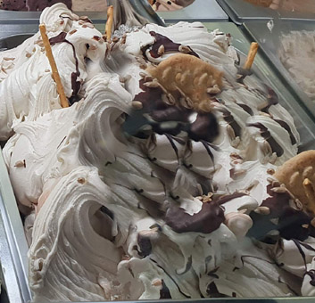 Eisidee Crema di Girasol. Sonnenblumenkerneis mi Schokodekor und Keksdekor