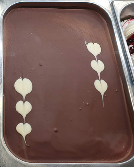 Eisidee Black and White. Weißes und dunkles Schokoladeneis mit Stacciatellaüberzug