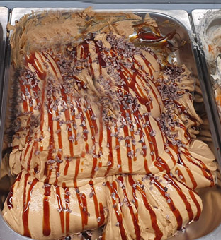 Eisidee Caffé Caramelloso. Kaffeeeis mit Karamellstreifen und Kakaostücken