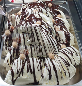 Eisidee Fiocco mit Edelnougat und ganzen Haselnüssen