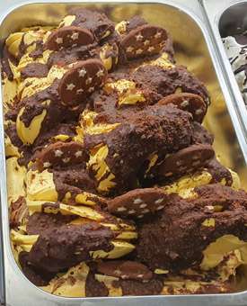 Eisidee Gelbe Crem als Eis mit Variation Schokoladekrokant und Sternenkeksen