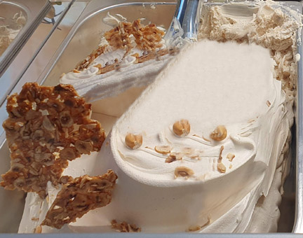 Eisidee Haselnuss IGP. Echtes piemontesisches Haselnusseis aus Piemont. Italien