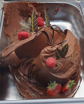 Eisidee Karibik Kakao als Schokoladeneis mit roten Beeren