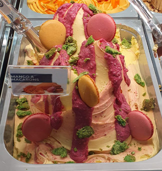 Eisidee Mango Macarons als Eis. Buntes Makroneneis auf Mangoeis