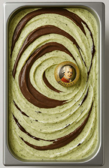 Mozart Eis. Pistazien und Marzipan, Copertura Stracciatella und mit Nougatcreme. Als Dekor eine Mozartkugel.