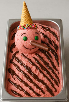 Pinocchio Eis. Eis des Jahres in Deutschland. Erdbeermilch mit Stracciatella oder Edelnougat mit Pinocchiogesicht Pinocchio Eis. Eis des Jahres in Deutschland. Erdbeermilch mit Stracciatella oder Edelnougat mit Pinocchiogesicht