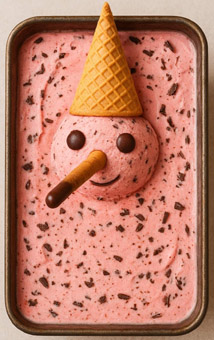 Pinocchio Eis. Eis des Jahres in Deutschland. Erdbeermilch mit Stracciatella oder Edelnougat mit Grissini als Nase und Pinocchiogesicht Pinocchio Eis. Eis des Jahres in Deutschland. Erdbeermilch mit Stracciatella oder Edelnougat mit Grissini als Nase und Pinocchiogesicht