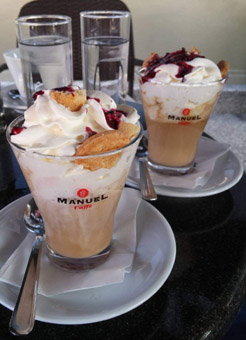 Kaffee oder Heiße Schoko mit Obers, Keksen und Variation Amarena Kaffee oder Heiße Schoko mit Obers, Keksen und Variation Amarena