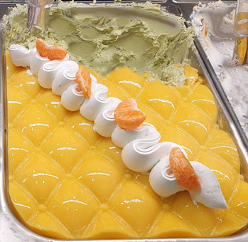 Mango Matcha Eis. Matcha Grünteeeis mit Mangoeisüberzug und Dekoration