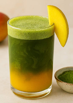 Mango Matcha mit und ohne Eiswürfeln.