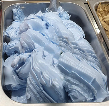 Eisidee Sky Caramel als Eis. Himmelblaues Carameleis