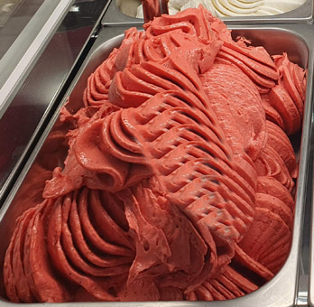 Erdbeereis ohne Milchbestandteile. Veganes Fruchteis, laktosefrei Erdbeereis ohne Milchbestandteile. Veganes Fruchteis, laktosefrei