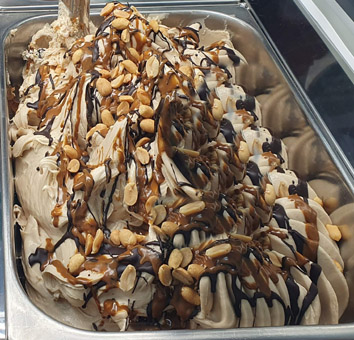 Eisidee Eis aus Pflanzenbasis. Cremeis. Erdnusseis mit Caramello und Schokolade. Erdnüsse