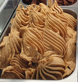 Eisidee Keto Eis Erdnuss. Kohlehydratreduziertes Eis auf Fettbasis