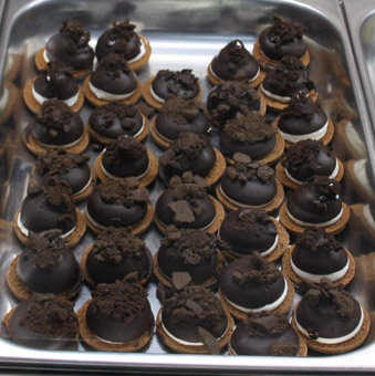 Eisidee Eiskonfekt. Fiocco auf Keks, dunkles Stracciatella, Keksbrösel