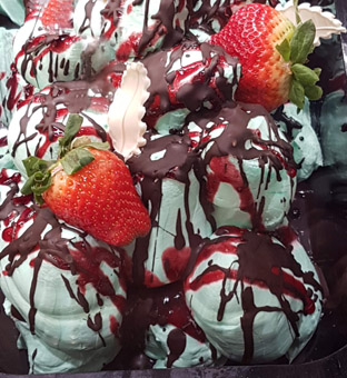 Eisidee Erdbeer Minze als Eis. Menta mit Variation Stracciatella und Erdbeer