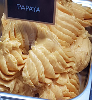 Eisidee Papayaeis. Fruchteis Papaya. Eis aus Fruchtpüree.