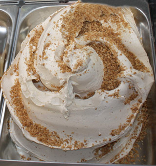 Eisidee Disaronno Amaretto mit Amarettostreusel Eisidee Disaronno Amaretto mit Amarettostreusel