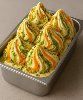 Melody. Eis zum Song Contest 2026 in Wien. Milcheis mit Variation Pistazien, Orange