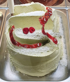 Eis des Jahres Matcha Kokos mit Variation Himbeere. 2026 Eis & Gelati Eis des Jahres Matcha Kokos mit Variation Himbeere. 2026 Eis & Gelati