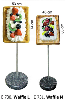 Außenwerbung. Waffel mit Schlagobers und Früchten