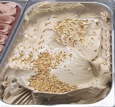 Eisidee Pistacchio Siziliana Pistazieneis mit reifen Pistazien und Stücken