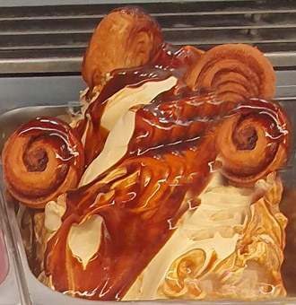 Eisidee Cinnamon Roll. Zimtschnecke als Eis mit Eisdekor und Variegato