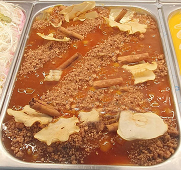 Eisidee Apfelstrudel als Eis mit Zimt, Apfelstücken und Nussstückchen