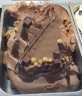 Eisidee Pepitas Milcheis Nougat Haselnuss und dunkle Schokolade Variation