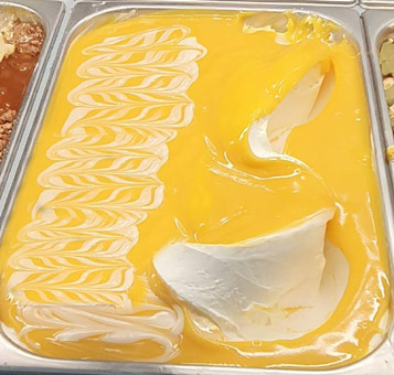 Eisidee Panna acida Mango. Sauerrahm mit Cremino Mango