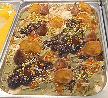 Eisidee Marrakech. Dattelpaste mit Feigen, Pistazien, Stracciatella Pistazien, Orangendekor