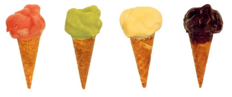 Getunkte Eistüten mit verschiedenen Farben von Stracciatella Massen. Erdbeer Stracciatella, Pistazienstracciatella, weiße Stracciatella, dunkle Stracciatella. Als Überzug zur Eisdekoration. GroßHandel EIS GmbH